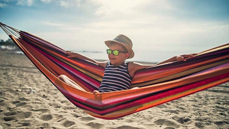 Pieni poika istuu riippumatossa