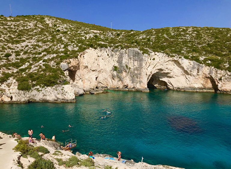 Vuonomaiset merenlahdet luolineen muodostavat matkailijalle instagram-ystävällisiä taustamaisemia. Kuva: Pekka Virolainen