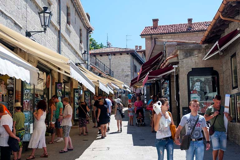 Turistit parveilevat San Marinon kaupungin kapeilla kujilla. Kuva: iStockphoto.com