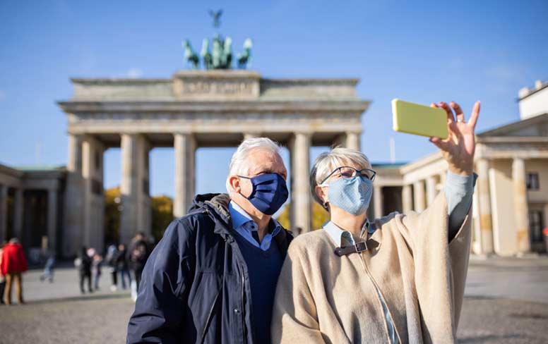 Pariskunta lomalla Berliinissa