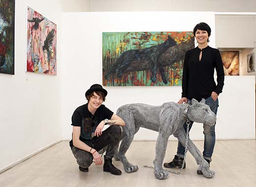 Taiteilijapariskunta Katariina Sourin ja Eliya Zweygbergin yhteisnäyttely Helsingissä Galleria 4-Kuudessa sai onnistuneen vastaanoton ja myi hyvin. Taiteilijoille on aina merkittävää, jos keräilijät mainostavat aktiivisesti taidehankintojaan ja näiden tekijöitä. Siitä hyötyvät niin keräilijä, hänen kokoelmansa, taiteilija kuin itse taideteoskin. Kuva Leena Louhivaara