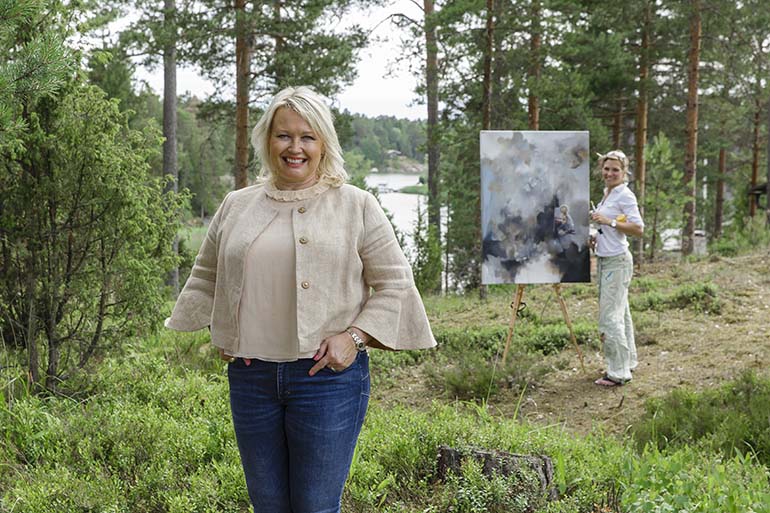 Galleristi Merja Lipsanen on myynyt taidetta seitsemän vuotta Sipoossa Gumbostrand Konst & Form -taidekeskuksessa. Lipsanen kertoo, että taiteilijoiden ansioluettelot ovat aina nähtävillä. ”Taitelijan taustatiedot vaikuttavat ostopäätökseen. Mitä arvokkaampi taulu on, sitä enemmän halutaan kuulla taiteilijasta, näyttelyistä, apurahoista ja hänen muista meriiteistään. Pelkkä ansioluettelo yksinään ei silti vaikuta ostopäätökseen”, kertoo Lipsanen.   Esimerkiksi itseoppinut kuvataiteilija Netta Tiitinen on Lipsasen asiakkaiden kestosuosikki. Jos asiakas löytää mieluisan taulun ja taiteilijan, niin silloin ansioluettelolla ja esimerkiksi koulutuksella ei ole enää niin suurta merkitystä. Tiitisen kaikki näyttelyt ovat olleet lähes loppuunmyytyjä. Netta Tiitisen mielestä hyvä henki ja galleristin tuki ovat taiteilijalle tärkeitä menestyksen tekijöitä. Kuva: Patrik Lindström