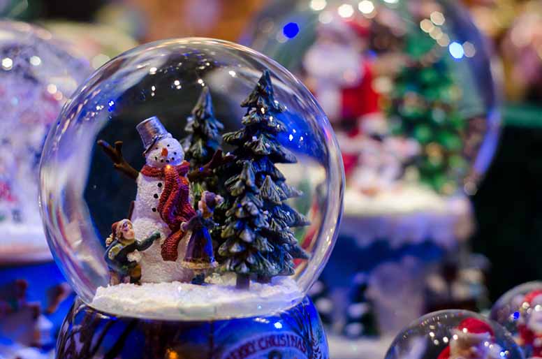Jouluinen lasipallo ja lumiukko