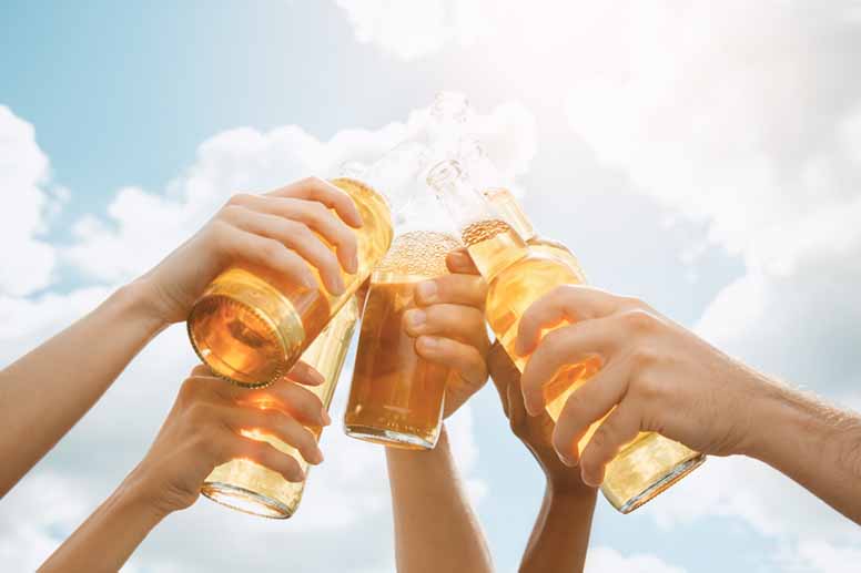 Viileää olutta tuopeissa ja pulloissa