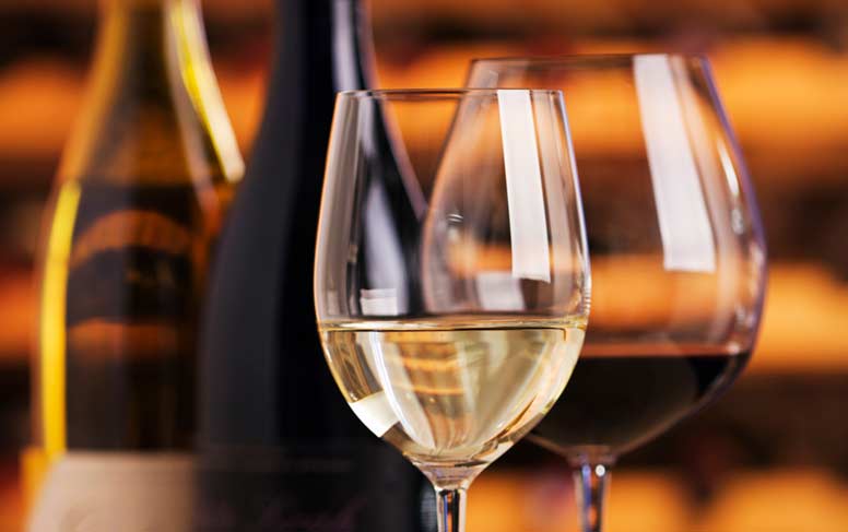 Viinipullot ja viinilasit