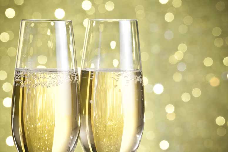 Kaksi lasia kuplivaa samppanjaa
