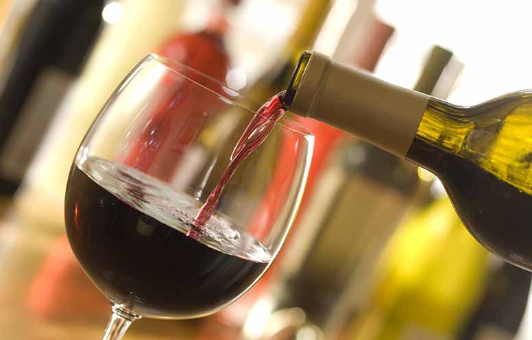 Punaviiniä kaadetaan lasiin