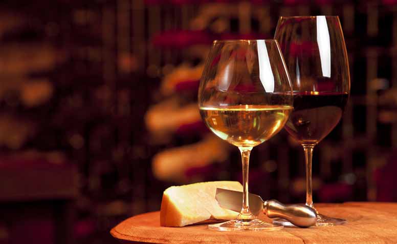 Juusto, valkoviini ja punaviini