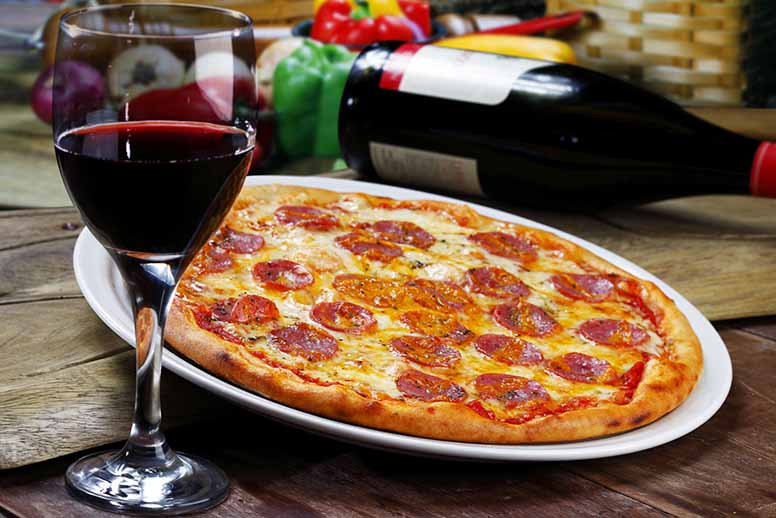 Punaaviiniä ja pepperonipizzaa