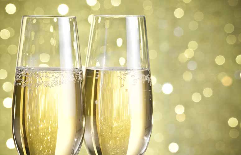 Samppanja kuplii kahdessa samppanjalasissa