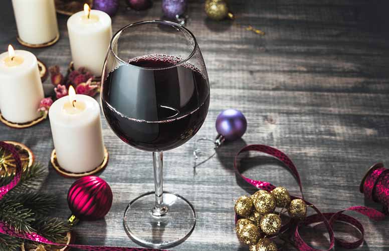Punaviiniä ja samppanjaa pukinkonttiin – jouluaterian parempi kinkkuviini
