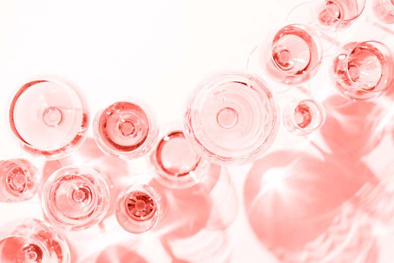 Kevään juomat hempeilevät – laseissa kuplivat rosee ja punertavat juomasekoitukset