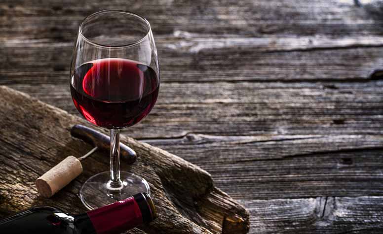 Meheviä makuja Balkanilta  – viinilasi käteen ja kieli solmuun