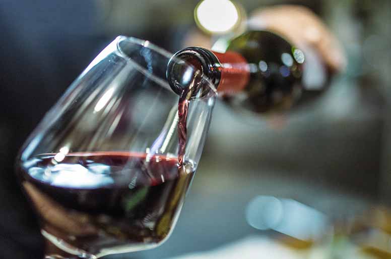 Viinilasiin laatuviiniä – tipattoman viettäjä skoolaa alkoholittomalla roseella