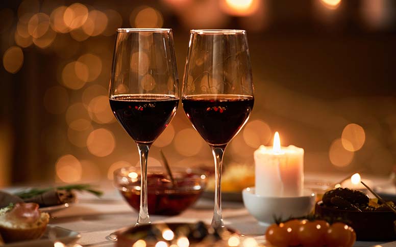 Joulupöydässä maistuvat perinteiset juomat – punaviini on ikisuosikki