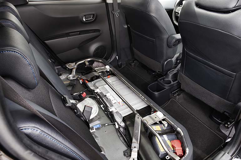 Toyota Yaris Hybridin akku sijaitsee takapenkin alla. Pienen 0,9 kWh akun vaihtaminen maksaa vain murto-osan ladattavan hybridin ja täyssähköautojen akuista.