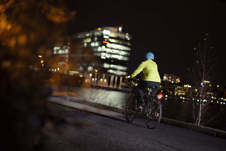 Pyöräilijä pyöräilee pimeässä