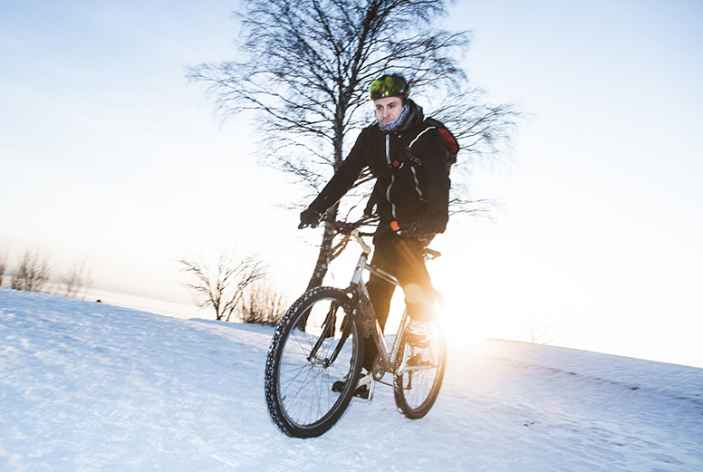 Pyörällä töihin talvella – Helsinki, Espoo, Vantaa ja Oulu kertovat, miten reitit hoidetaan